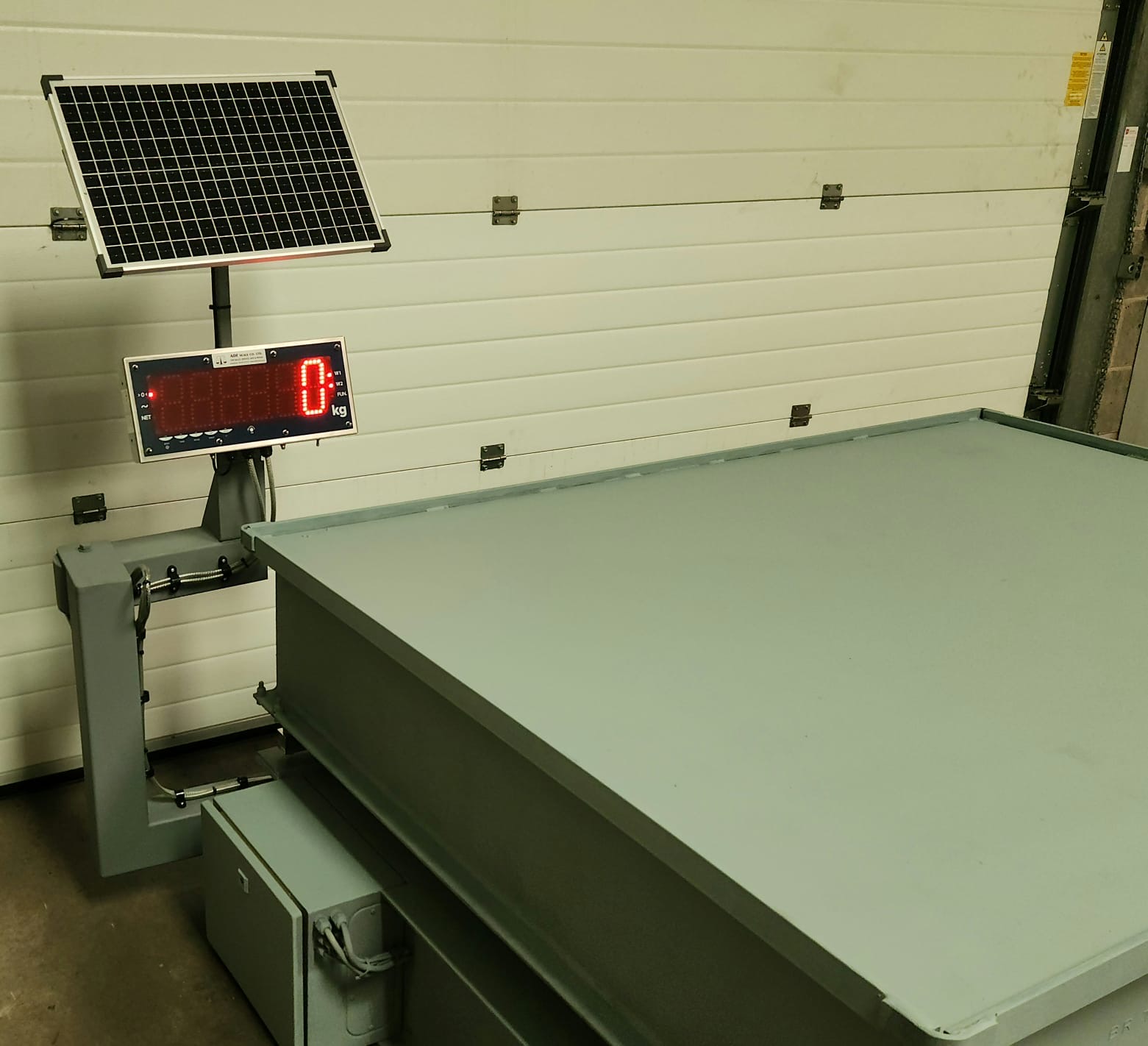 Image of a platform scale with a large digital display